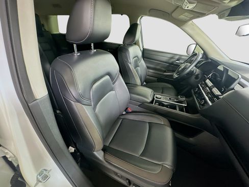 Used 2023 Nissan Pathfinder SL w/ Black Appearance Package AWD/4WD image 33