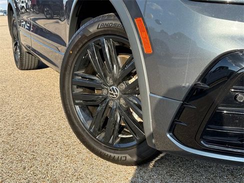 Used 2022 Volkswagen Tiguan SE R-Line image 2