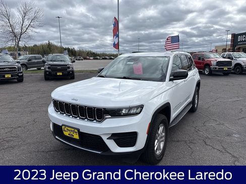 Used 2023 Jeep Grand Cherokee Laredo AWD/4WD image 3