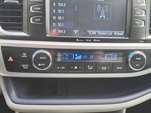 Used 2017 Toyota Highlander Plus image 28