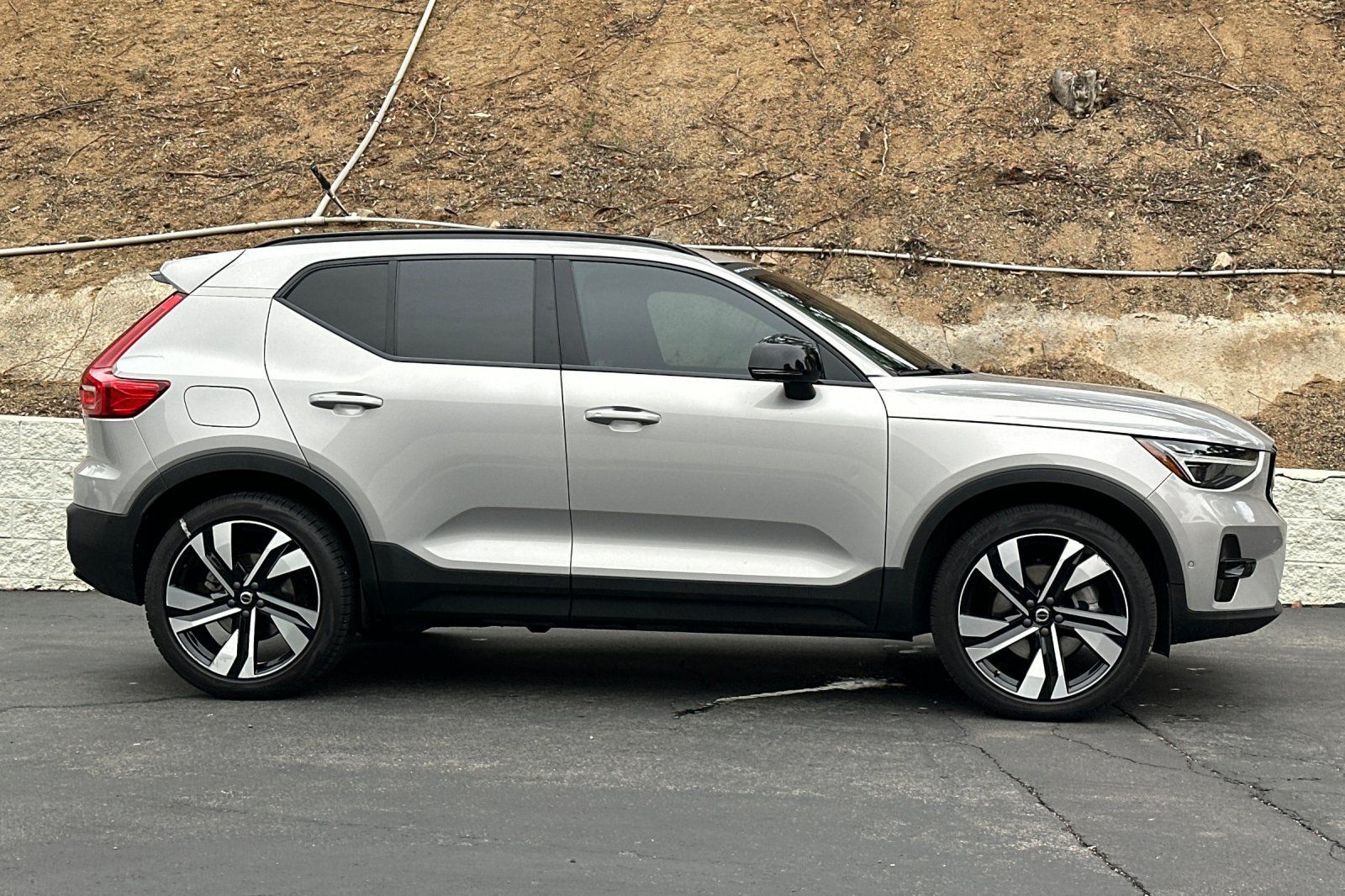 Certified 2024 Volvo XC40 B5 Plus w/ Climate Package AWD/4WD image 3