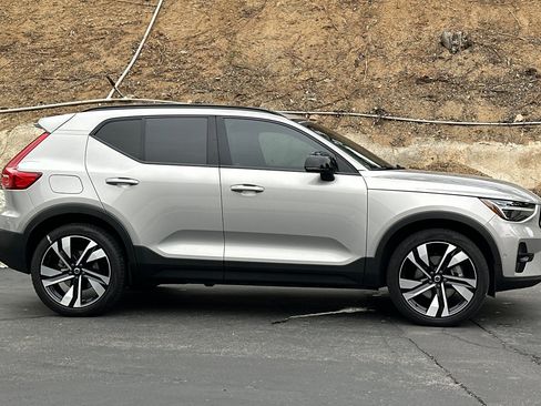 Certified 2024 Volvo XC40 B5 Plus w/ Climate Package AWD/4WD image 3