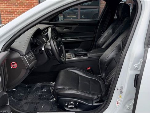Used 2016 Jaguar XF S RWD image 31