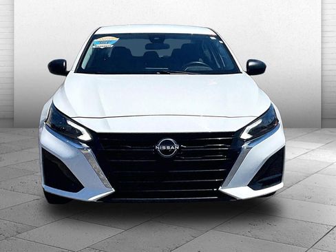 Used 2025 Nissan Altima 2.5 SV FWD image 2