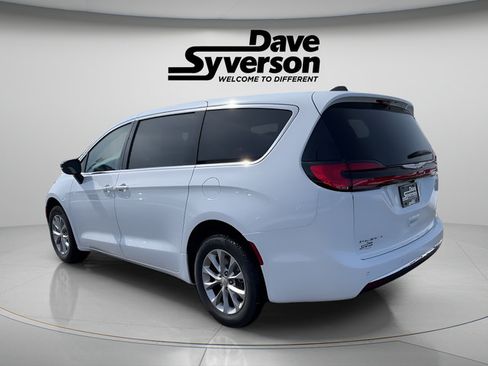 New 2026 Chrysler Pacifica Select AWD/4WD image 3