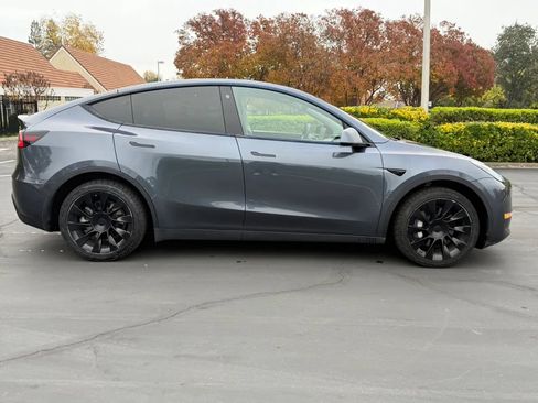 Used 2022 Tesla Model Y Long Range image 4