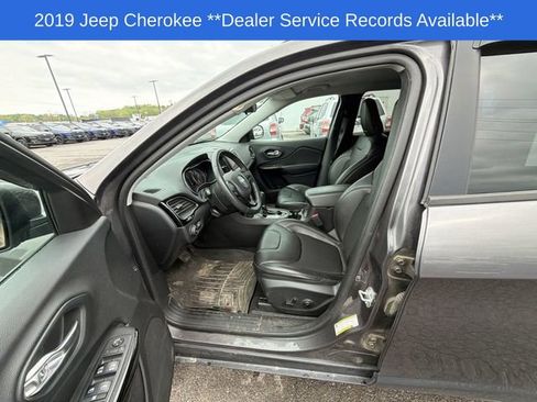 Used 2019 Jeep Cherokee Latitude Plus AWD/4WD image 2