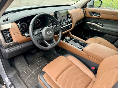 Used 2025 Nissan Pathfinder Platinum AWD/4WD image 11