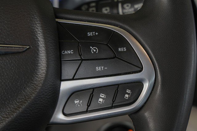 Used 2023 Chrysler Pacifica Touring-L FWD image 23