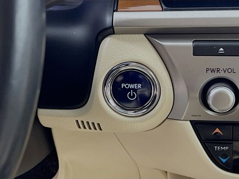 Used 2013 Lexus ES 300h image 23