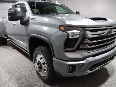 Used 2024 Chevrolet Silverado 3500 High Country w/ High Country Premium Package AWD/4WD image 5