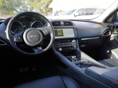 Used 2019 Jaguar F-PACE Premium image 15