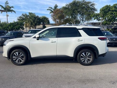 Certified 2024 Nissan Pathfinder SL FWD image 3