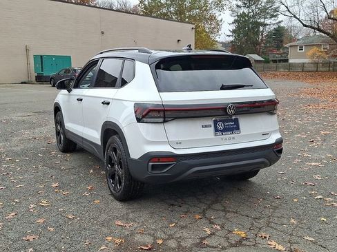 Certified 2025 Volkswagen Taos SE image 8
