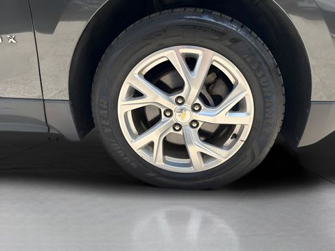 Used 2019 Chevrolet Equinox LT w/ Sun & Navigation Package AWD/4WD image 2