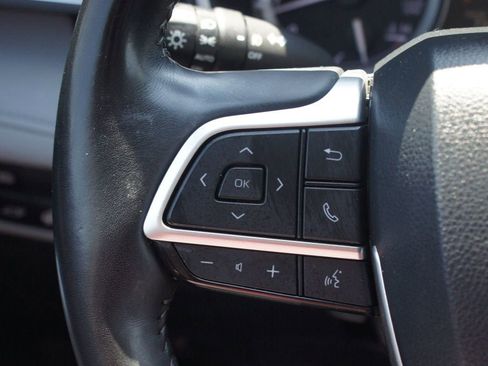 Used 2022 Toyota Highlander Limited FWD image 11