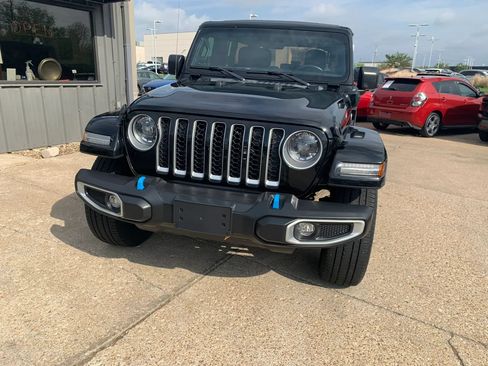 Used 2023 Jeep Wrangler Unlimited Sahara w/ Cold Weather Group AWD/4WD image 3