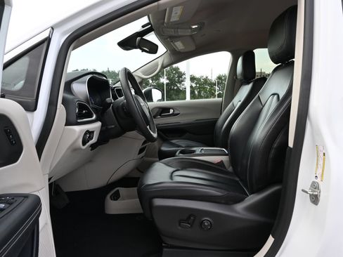 Used 2023 Chrysler Pacifica Touring-L FWD image 19