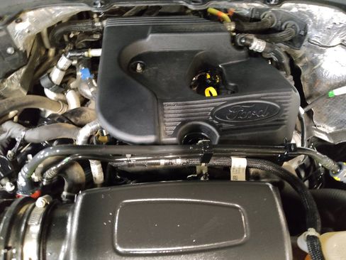 Used 2020 Ford Explorer XLT w/ Equipment Group 202A RWD image 30