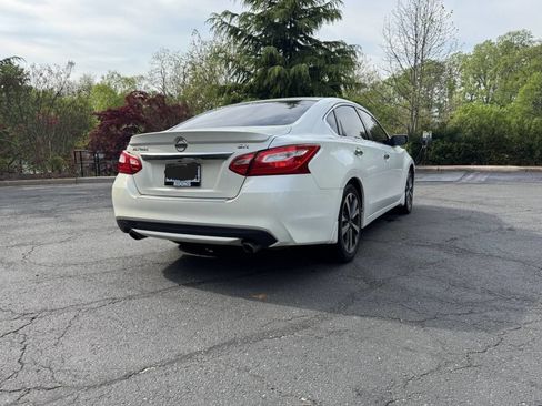 Used 2016 Nissan Altima 2.5 SR w/ Interior Lighting Package image 2