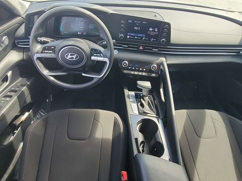 Used 2025 Hyundai Elantra Blue image 17