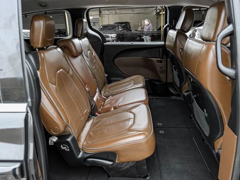 Used 2018 Chrysler Pacifica Limited image 46