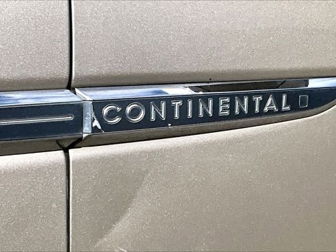 Used 2017 Lincoln Continental Premiere image 10