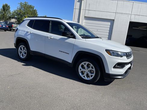 Used 2024 Jeep Compass Latitude AWD/4WD image 7