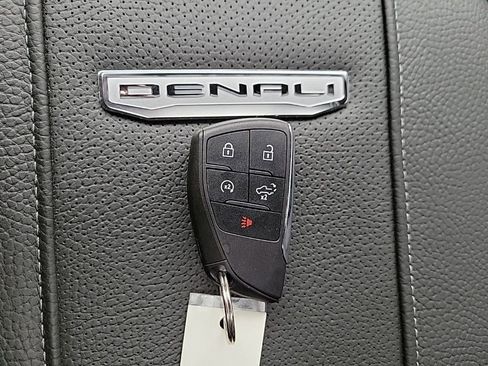 Used 2025 GMC Sierra 2500 Denali image 26