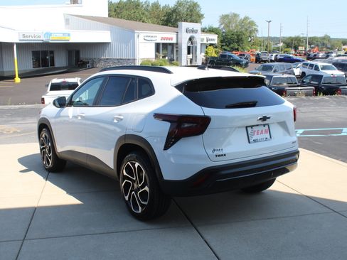 New 2026 Chevrolet Trax RS w/ Sunroof Package FWD image 7
