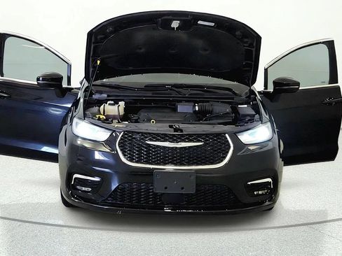 Used 2023 Chrysler Pacifica Touring-L FWD image 8