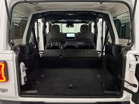 Used 2025 Jeep Wrangler Unlimited Sahara image 27