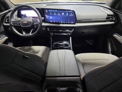 Used 2025 Chevrolet Traverse LT image 19