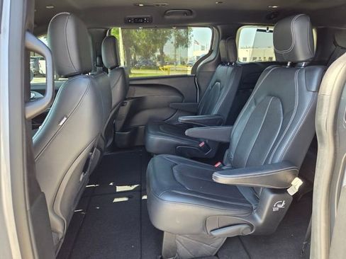 Used 2020 Chrysler Pacifica Touring-L w/ S Appearance Package image 12