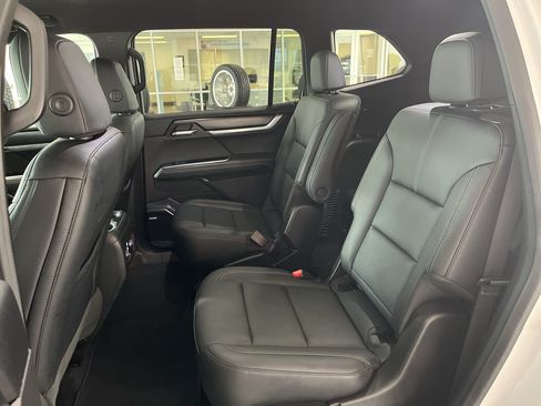 Used 2026 GMC Acadia Elevation w/ Elevation Premium Package FWD image 15