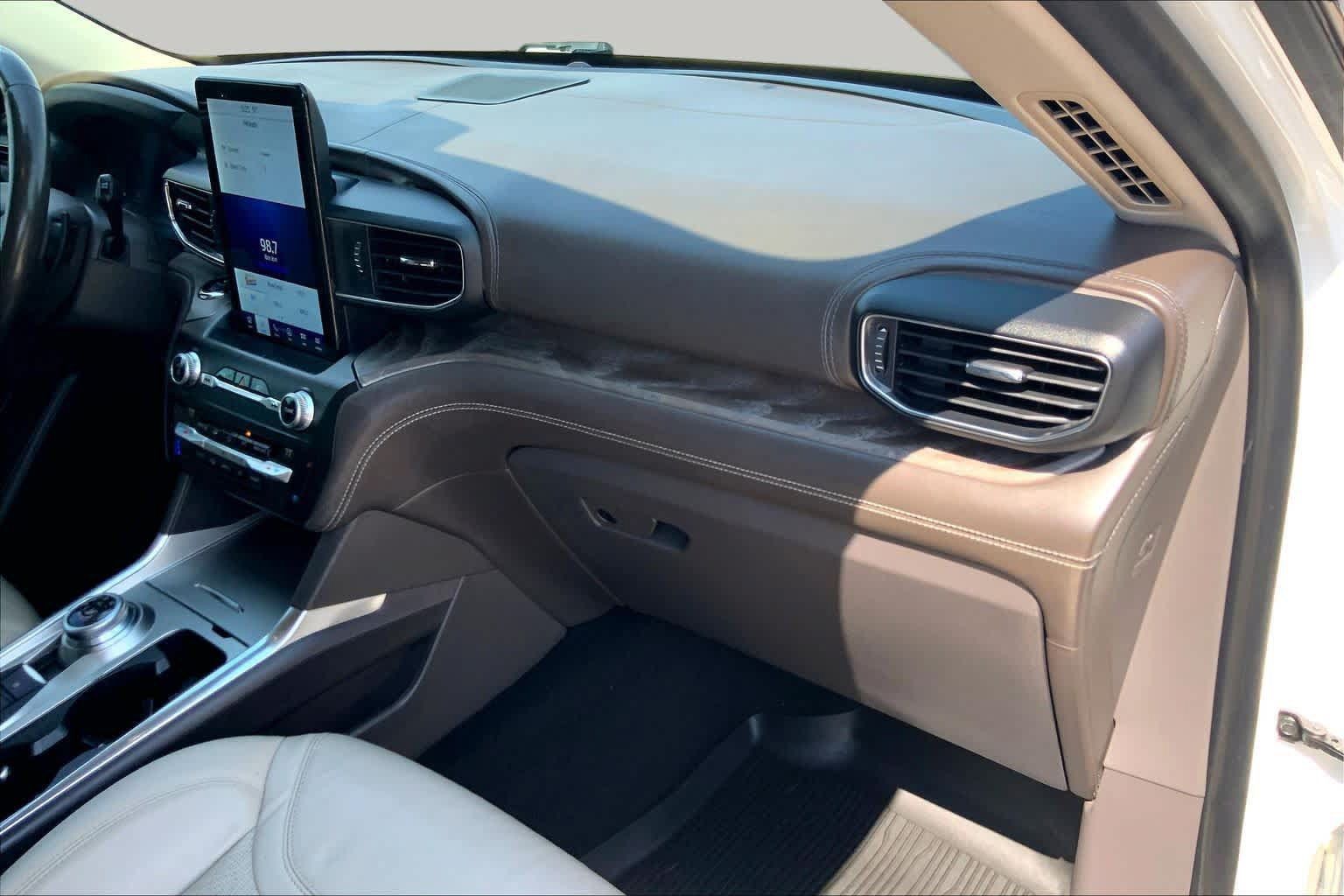 Used 2020 Ford Explorer Platinum w/ Premium Technology Package AWD/4WD image 19