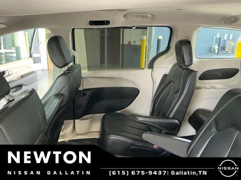 Used 2023 Chrysler Pacifica Touring-L FWD image 40