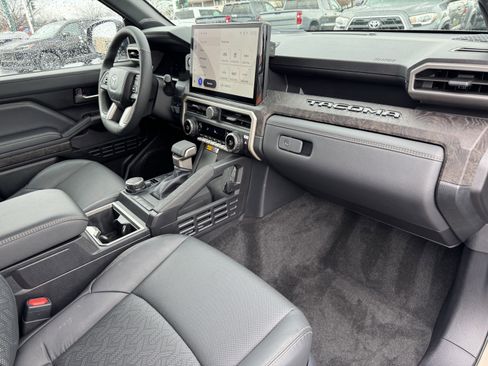 Used 2025 Toyota Tacoma Limited AWD/4WD image 37