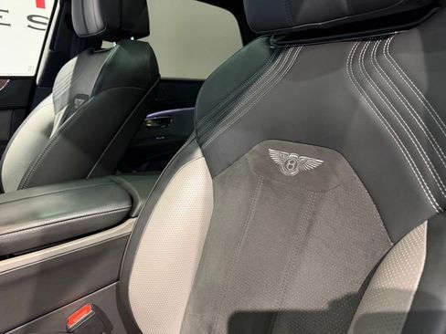 Used 2022 Bentley Bentayga AWD/4WD image 29