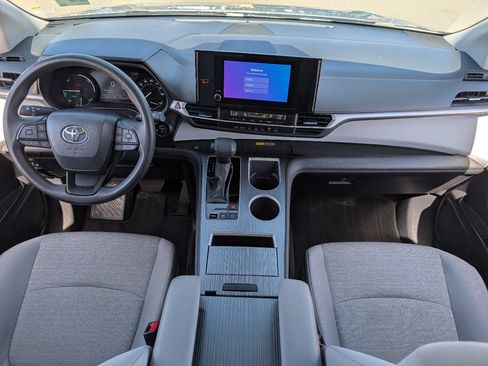 Used 2025 Toyota Sienna LE FWD image 4