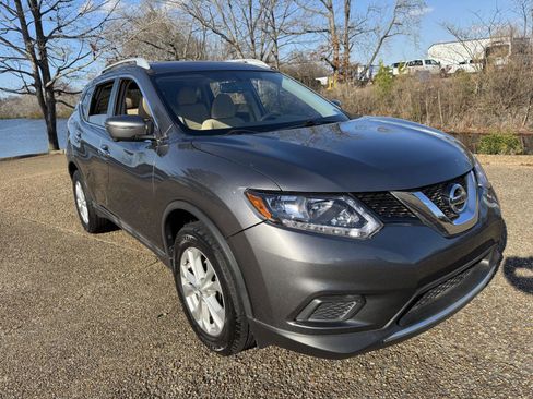 Used 2018 Nissan Rogue SV image 2