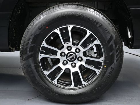 Used 2023 Nissan Titan SV image 10