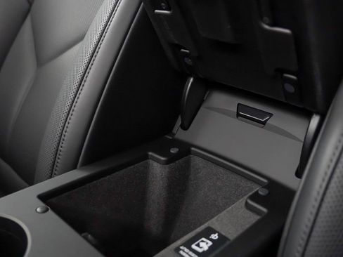 Certified 2025 Porsche Macan AWD/4WD image 35