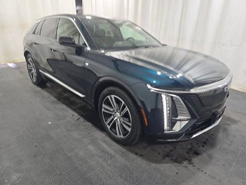 Used 2024 Cadillac Lyriq Luxury AWD/4WD image 3