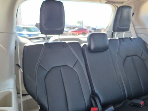 Certified 2024 Chrysler Pacifica Touring-L image 36