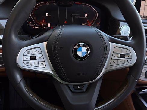 Used 2020 BMW 740i w/ Premium Package image 18