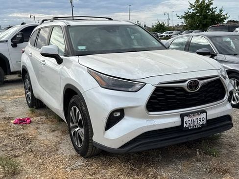 Used 2023 Toyota Highlander XLE FWD image 2