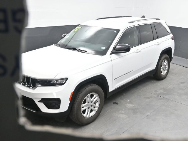 Used 2022 Jeep Grand Cherokee Laredo w/ Luxury Tech Group I AWD/4WD image 32