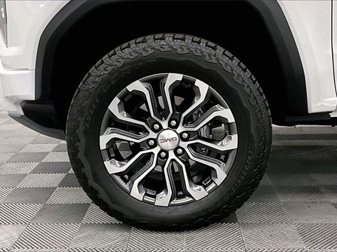 Used 2025 GMC Canyon Denali image 8