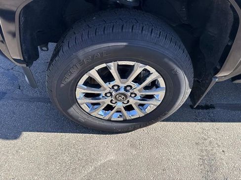 Used 2024 Toyota Tacoma Limited w/ Limited Package (LT) image 11